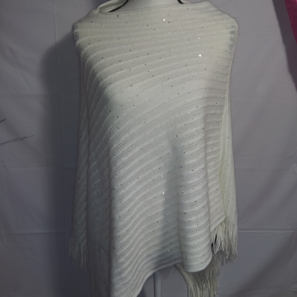 Studio 101 onesize ivory with sparkle fringed Shaw